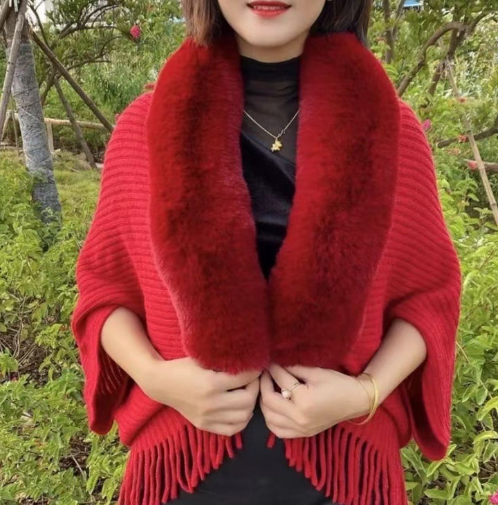 Dorthe | Elegant Strikponcho Med Pelskrave Og Frynser