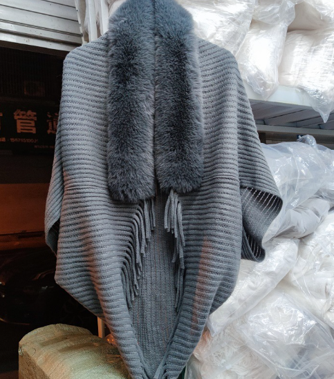 Dorthe | Elegant Strikponcho Med Pelskrave Og Frynser