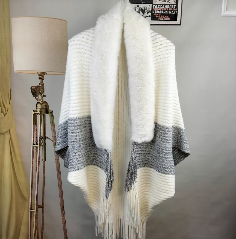 Dorthe | Elegant Strikponcho Med Pelskrave Og Frynser