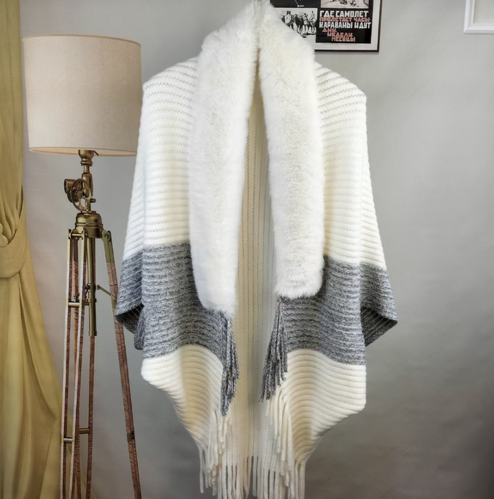 Dorthe | Elegant Strikponcho Med Pelskrave Og Frynser